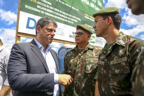 Ministro da Infraestrutura visita Teresina e assina ordem de serviço