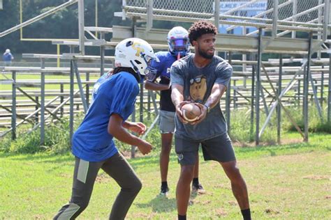 Former Clemson Qb Kelly Bryant Helps Out Hometown Blue Flashes Sports