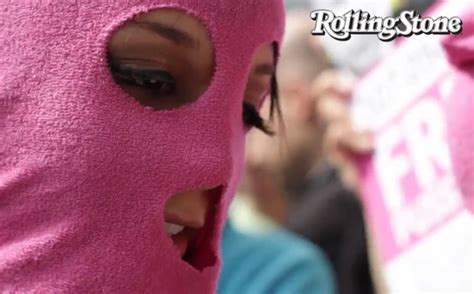 Pussy Riot Zu Zwei Jahren Haft Verurteilt Video Von Der Demo In Berlin Rolling Stone