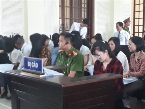 Hot girl Eximbank chiếm đoạt hơn 50 tỉ đồng tiều tụy hầu tòa lần 3