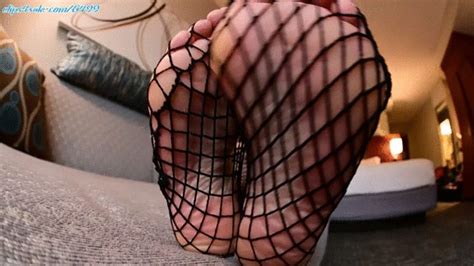 Amateur Soles Giantess And Footjobs Super Model Diva STOMPS Her Photographer Flat MOV