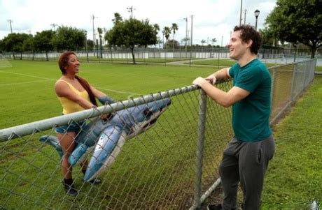 Latina Küken zeigt ihre Titten im Park und bietet ihren großen Hintern für Sex an pornpics de