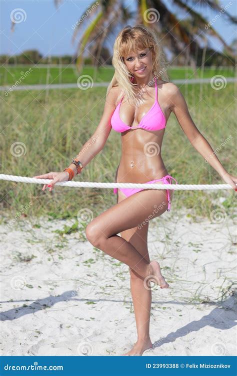 Pose Mod Le De Bikini Sexy Avec Une Corde Photo Stock Image Du Dunes Mod Le