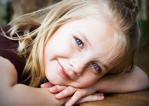 Het Jonge Meisje Van De Blonde Stock Afbeelding Image Of Levensstijl Blauw