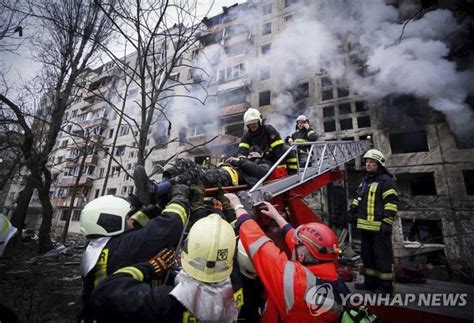 러군 포격 아파트서 구조되는 우크라 키이우 남성 연합뉴스