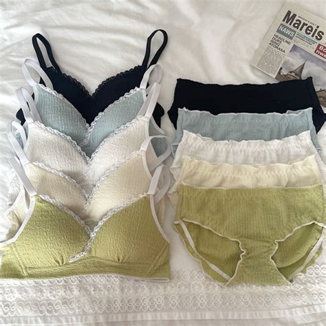 Set High Quality Sexy Lace Women Bra Set Thin Cup Wireless Youth Girl Lingerie Seamless