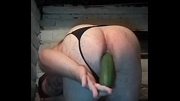 Un gay de Rusia estiró su anal con un pepino enorme Un chico en tanga negro se folla su