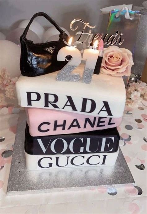 Тортик🍰🍰 | Bolos de grife, Bolos de aniversário bonitos, Idéias de bolo ...