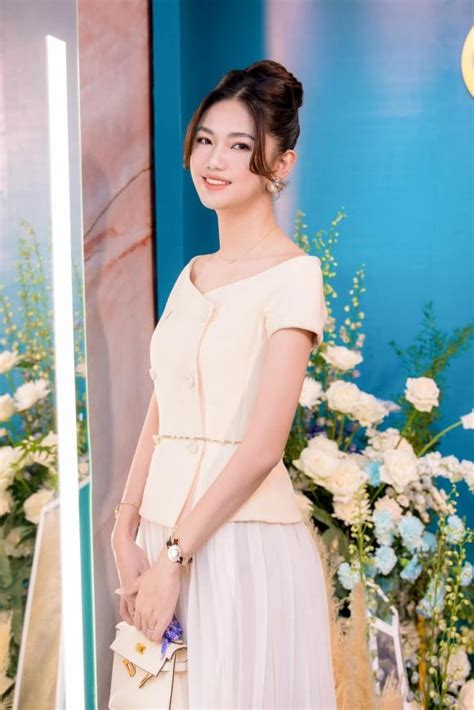 Á hậu Thanh Tú hiếm hoi diện bikini dáng mẹ bỉm con có còn như xưa