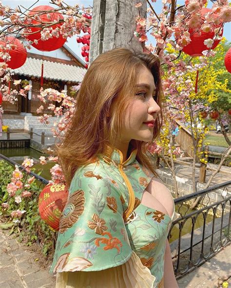 Ngắm vẻ đẹp căng đầy của hot girl bông hồng lai tuổi nhưng chấp hết mọi loại áo trễ nải