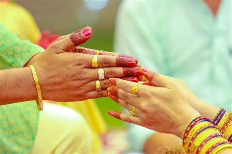 Fotografía de boda india ceremonia haldi manos del novio Foto Premium