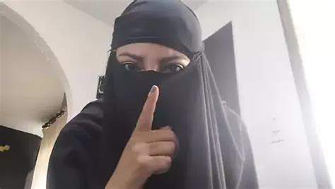 Muslim Amateur Arab In Niqab Masturbates To Squirting Orgasm Instead Of Praying To Webcam Xhamster