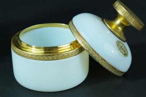 Ancien ensemble garniture de toilette opaline de Sèvres bronze doré