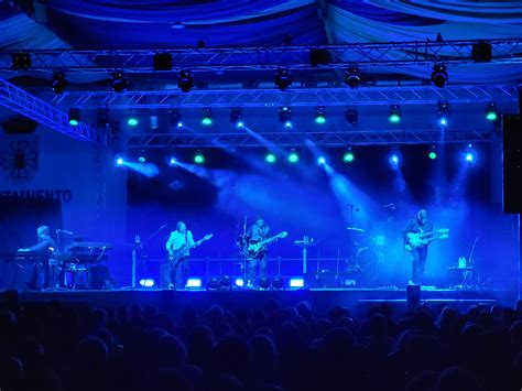 Daimiel se rinde a los himnos ochenteros de Los Secretos en el Pabellón