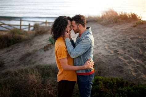 Vue D Un Couple Gay Affectueux Et Passant Du Temps Ensemble Sur La Plage Photo Gratuite