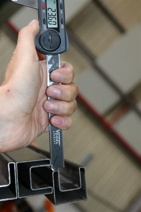 Труба 40х40 мм с пазом 24 х 24 под стекло, AISI 304 шлифованная k856-2 ...