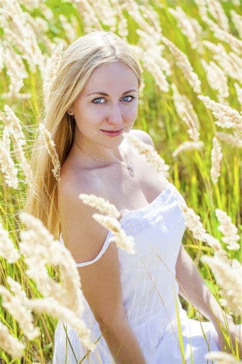 Portrait De Belle Femme Blonde Photo Stock Image Du Cheveu Chaud 84490626