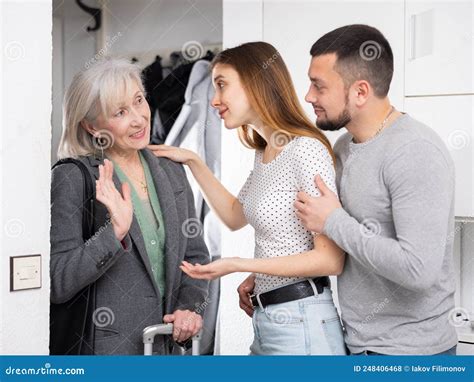 Jeune Couple De Famille Voir Une Femme Mature Photo Stock Image Of Causerie Femelle