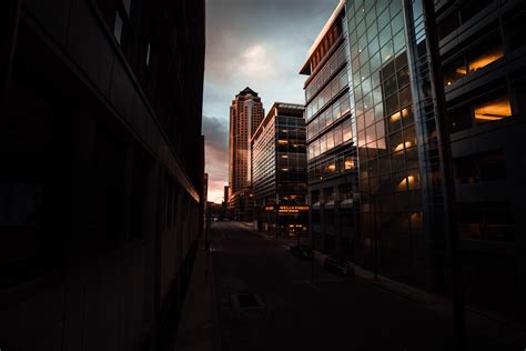 Sun setting on 801 Grand just right : r/desmoines