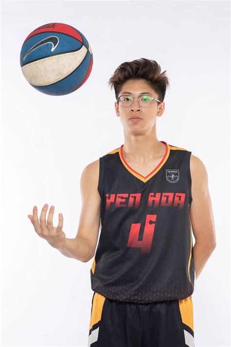 2 hot boy bóng rổ 10X thân mật như hôn nhau giữa sân fan nữ hú hồn chết lặng