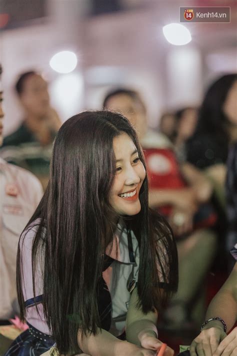 Nữ sinh hot nhất MXH Võ Ngọc Trân cùng bạn bè đội mưa tri ân thầy cô và cha mẹ