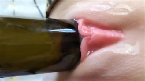 Estoy Sola Y Caliente Me Penetro Una Botella En Mi Vagina Y Ter Mino Corri Ndome Adult Toys