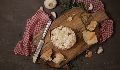 Camembert Le Rustique Met Rozemarijn En Look I Love Cheese