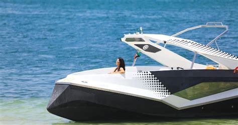 Hermosa Chica En Bikini En Un Yate Foto Premium