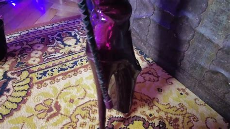 Dominatix Eva Latex femdom fétiche violet caoutchouc gros cul MILF BDSM machine à baiser