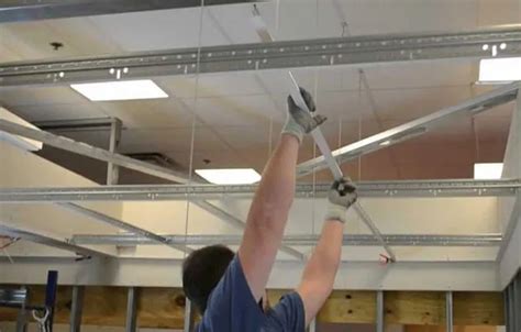 Монтаж потолка Армстронг: подвесы, устройство подвесного потолка ...