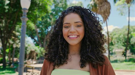 sorridente jovem latina alegria positivo e amor linda garota brasileira k cinematográfico