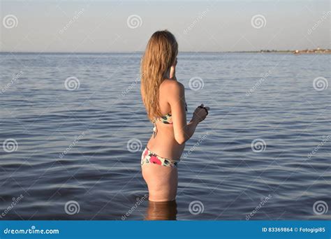 Blondes Mädchen in Einem Bikini Der Im Meerwasser Steht Schöne Junge Frau in Einem Bunten