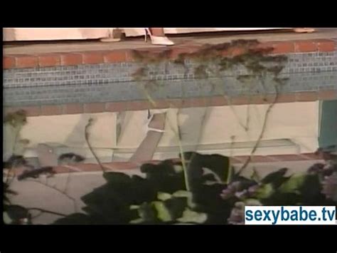 Nude Babe Shows Her Incredible Body XNXX