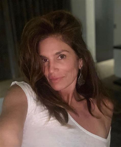 Instagram Ilona Smet en bikini Capucine Anav en robe d été Télé Loisirs