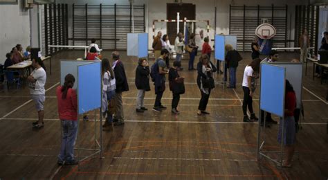 portugals ruling coalition heads  election victory