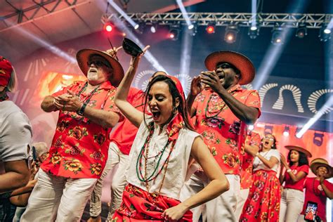 Escolas De Samba Do Grupo Especial Empolgam P Blico Na Noite Dos