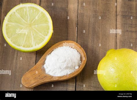 Baking soda with lemon Stock Photo - Alamy