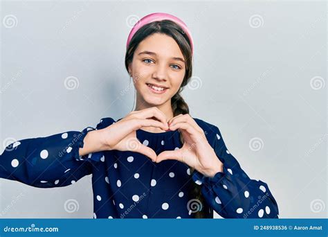 Junge Brunette Mädchen Mit Elegantem Look in Liebe Lächelnd Herzsymbolform Mit Händen Macht