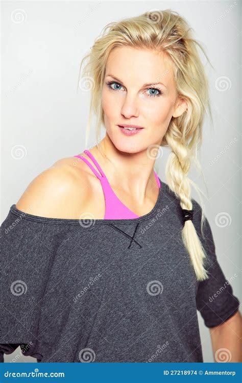 Het Mooie Meisje Van De Geschiktheid Van De Blonde Stock Foto Image Of Vrolijk Haar