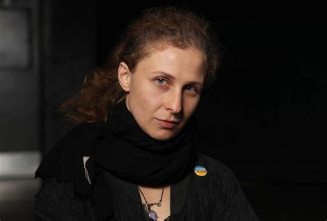Integrante Do Pussy Riot Pede Que Ocidente Enfrente Abusador Putin For A Isto Dinheiro