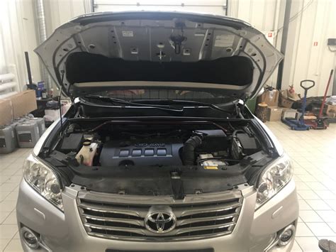 Упоры капота — Toyota RAV4 (III), 2 л, 2011 года | аксессуары | DRIVE2