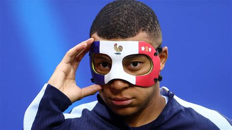 EM 2024 Kylian Mbappé mit gebrochener Nase und Maske Tricolore DER