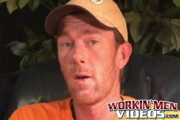 Un gay amateur mature se déshabille après une interview et se branle xHamster