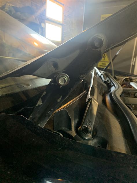 проставки под капот? не, не слышал — Toyota Mark II (100), 3 л., 1996 ...