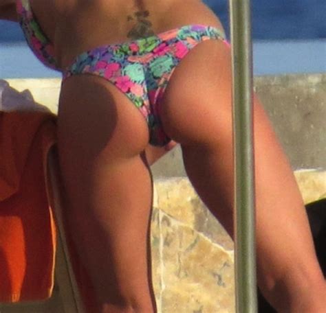 Jaime Pressly Hot Ass In A Bikini Of The Day Drunkenstepfather