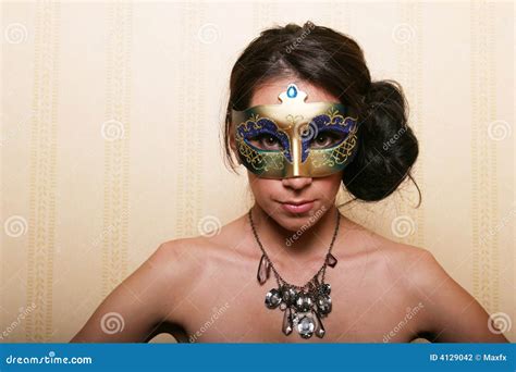 Donna Sexy Del Brunette Nella Mascherina Fotografia Stock Immagine Di Pettinatura