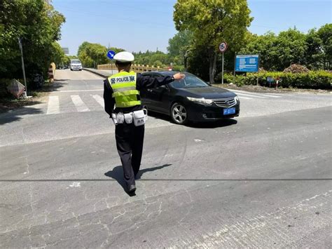 “五一我在岗！”奉贤交警坚守岗位守护路畅民安！ 上海奉贤 新民网