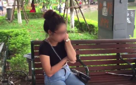 Hot girl bán tăm lừa tiền sinh viên quanh Hồ Gươm bị soái ca bắt tại trận