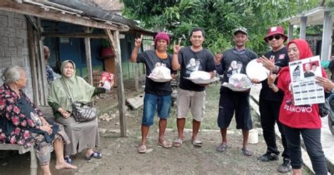 Relawan Projo Ganjar Tuban Berbagi Sembako Di Widang