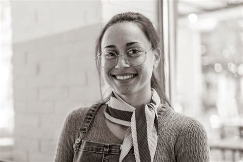 Estudante jovem nerd latina sorrindo para a câmera dentro de casa na universidade de sala de